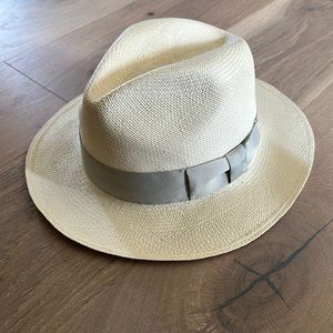Cream/white straw hat.